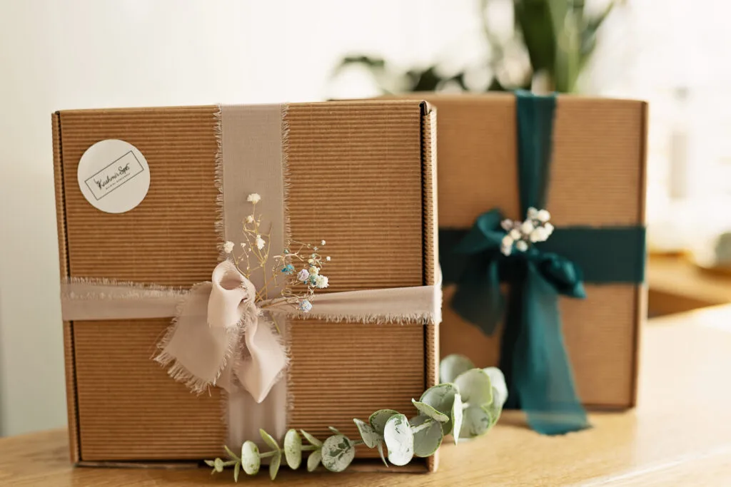 Galeria zdjęć z dwoma elegancko ozdobionymi pudełkami prezentowanymi w Kashmir Spa.