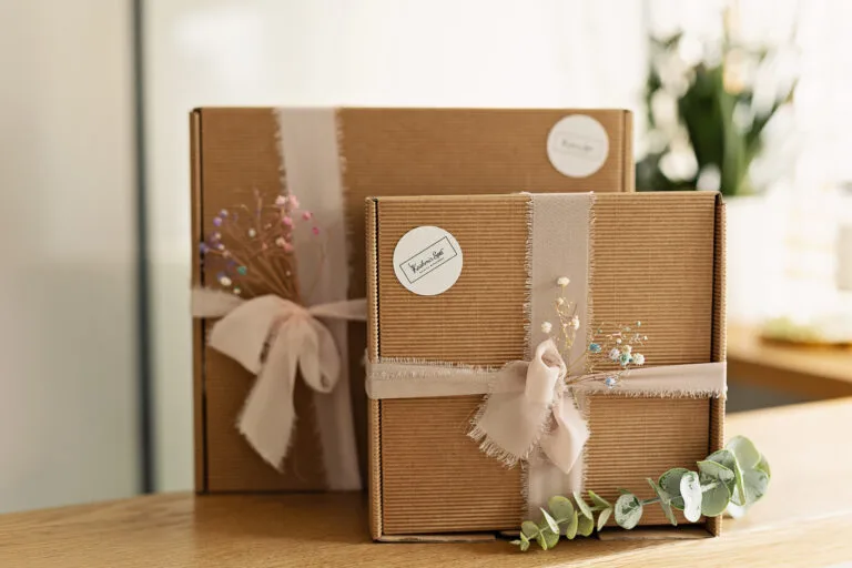 Galeria zdjęć z dwoma elegancko ozdobionymi pudełkami prezentowanymi w Kashmir Spa.