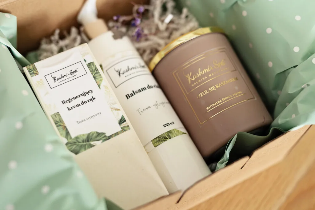 Galeria zdjęć prezentująca elegancko zapakowane kosmetyki Kashmir Spa.