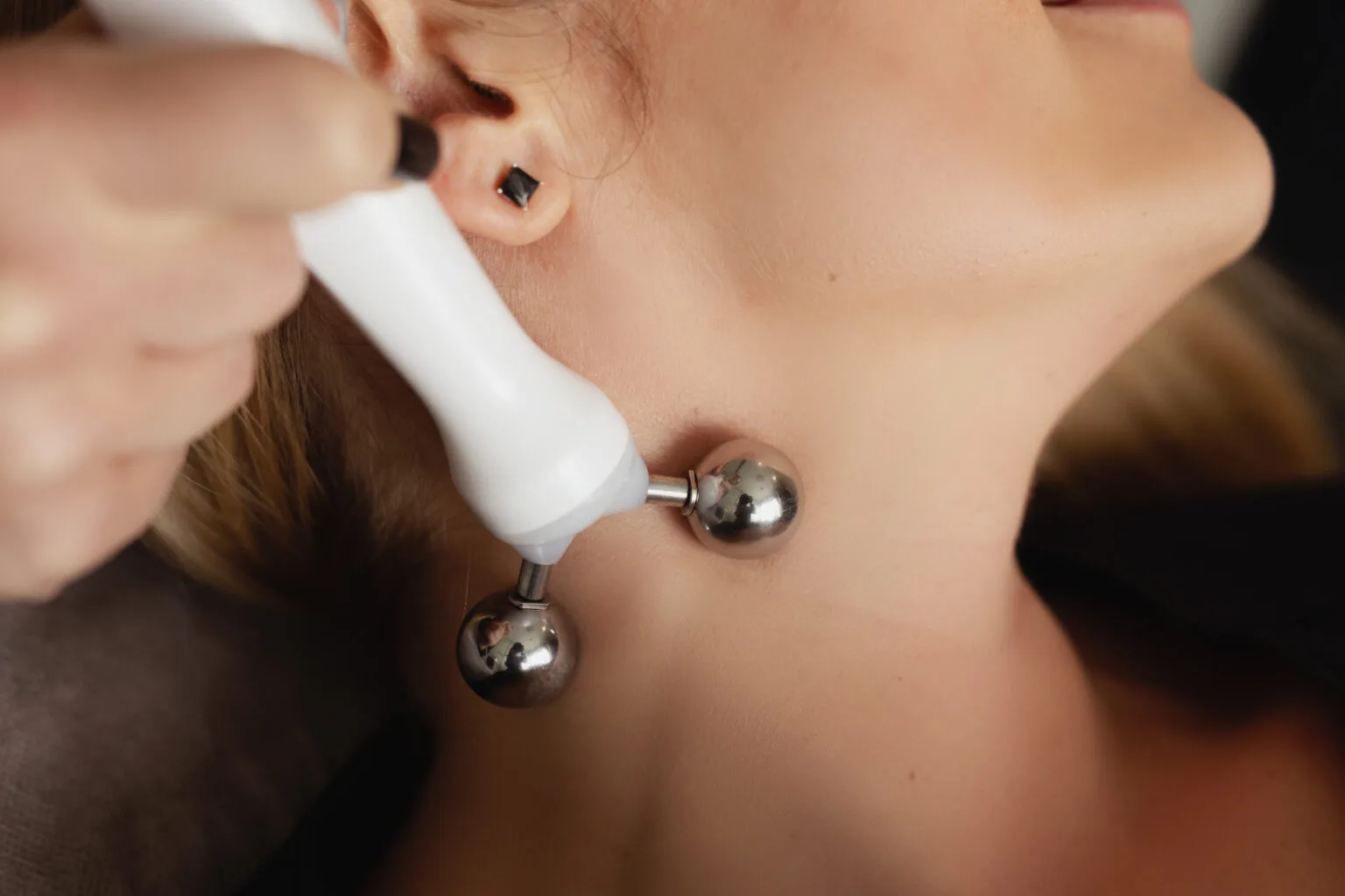 Zabieg kosmetyczny na szyi z użyciem nowoczesnego urządzenia do AQUAPURE HYDROPEELING