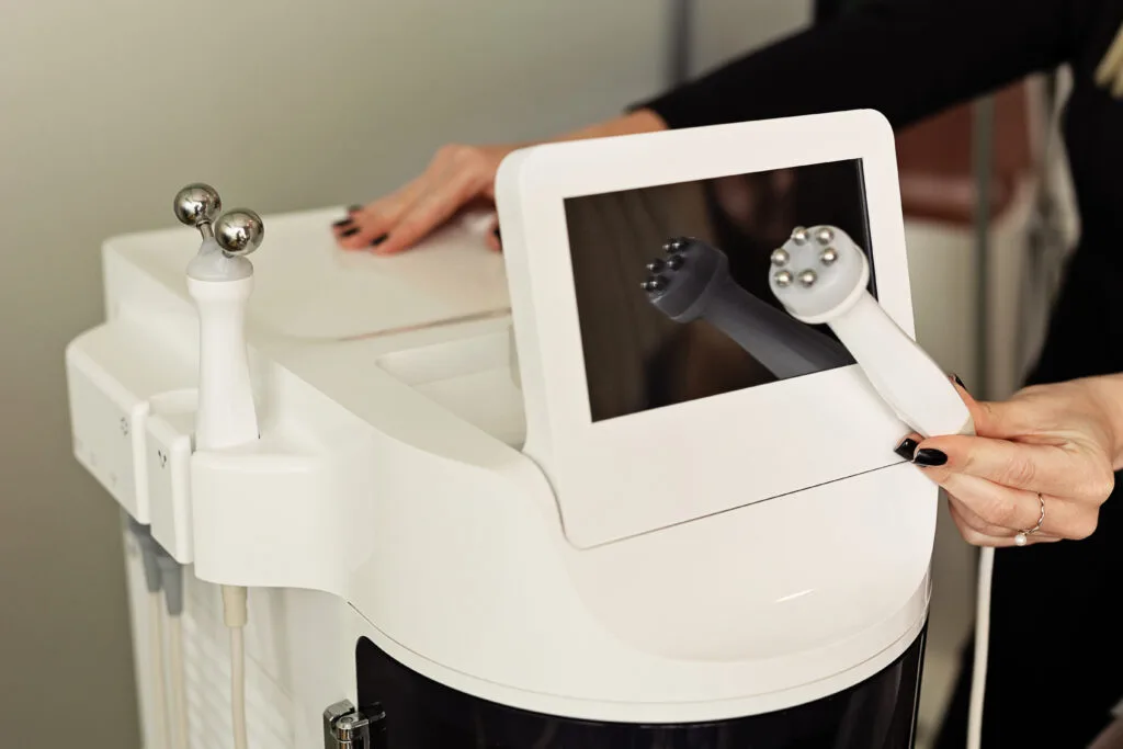 Urządzenie AquaPure Hydropeeling w salonie kosmetycznym, idealne dla dbających o urodę.