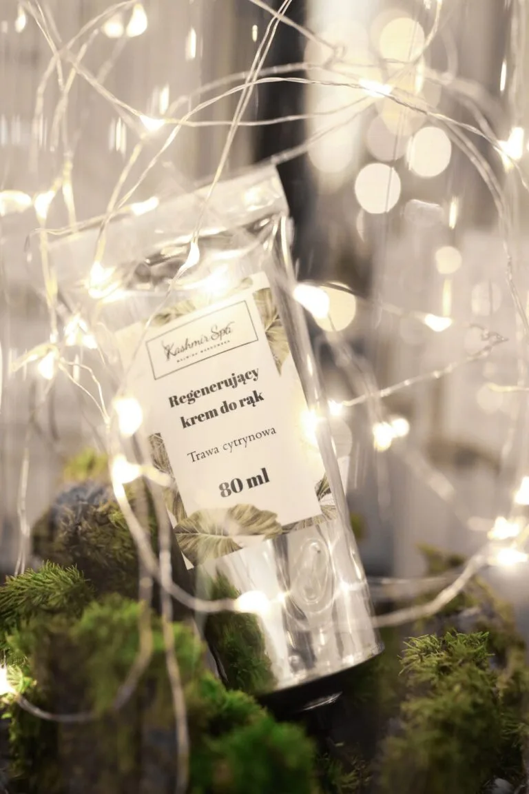 Opakowanie regenerującego kremu do rąk Kashmir SPA, otoczone dekoracyjnymi światłami i zielenią na 11 URODZINY Kashmir Spa.