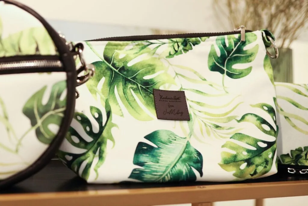 Ekskluzywna kosmetyczka z motywem liści monstery, sygnowana przez Kashmir SPA.