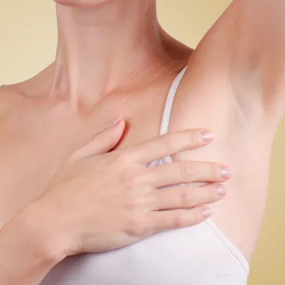 Cennik zabiegów według problemu w Kashmir Spa - nadmierne owłosienie - zdjęcie pokazuję wydepilowaną pachę kobiety