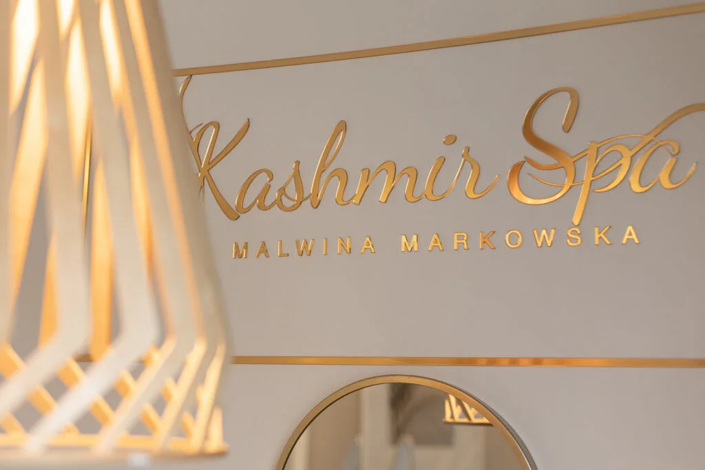 Złote logo Kashmir Spa.