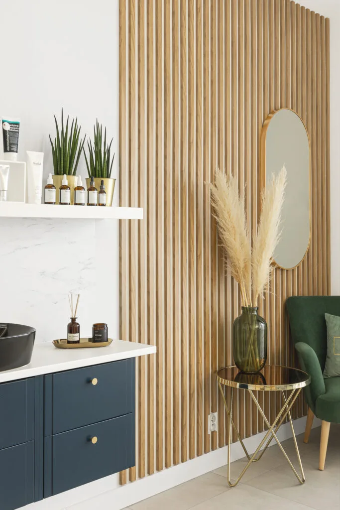 Wyrafinowane wnętrza w salonie kosmetologicznym z eleganckimi kosmetykami i nowoczesnymi detalami.