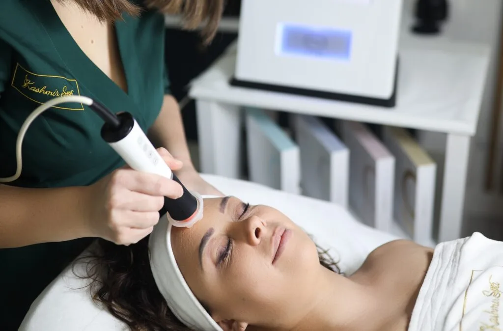 Kobieta podczas zabiegu Geneo w salonie kosmetologicznym.