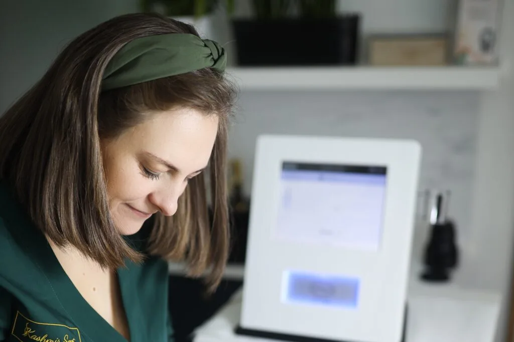 Kosmetolog podczas zabiegu GENEO w Kashmir SPA Gdańsk