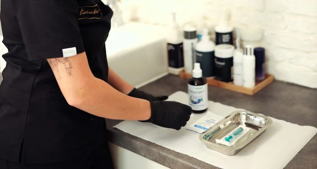 Kosmetolog przygotowuje się do zabiegu zwanego: PEELING KAWITACYJNY