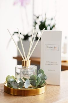 Galeria zdjęć przedstawiająca elegancki dyfuzor zapachowy Kashmir SPA Malwina Markowska na złotej tacy