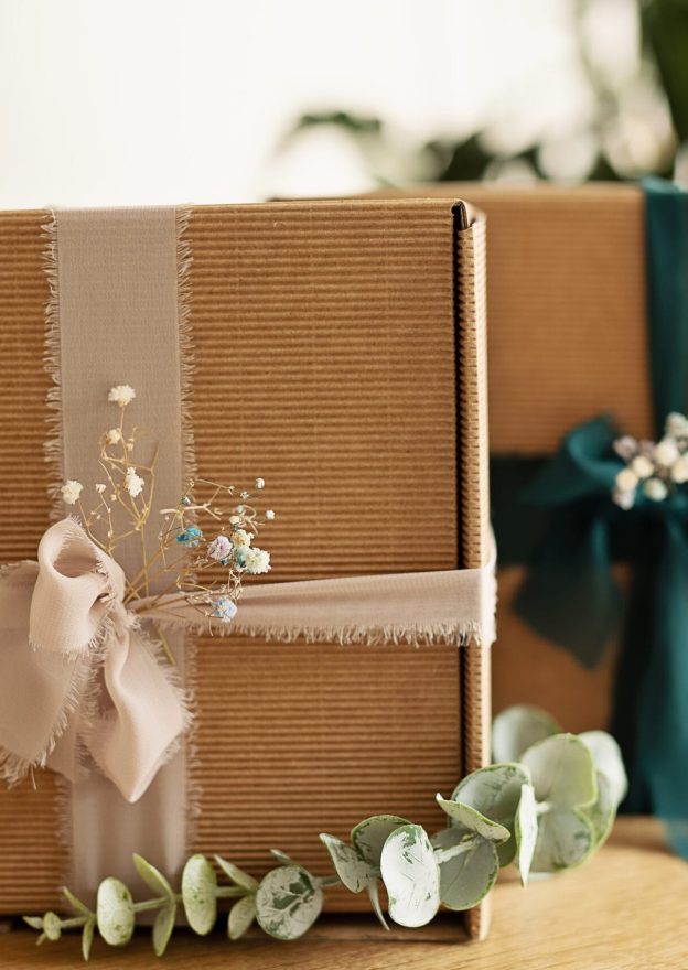 Galeria zdjęć z dwoma elegancko ozdobionymi pudełkami prezentowanymi w Kashmir Spa.