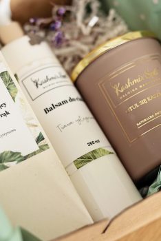 Galeria zdjęć prezentująca elegancko zapakowane kosmetyki Kashmir Spa.