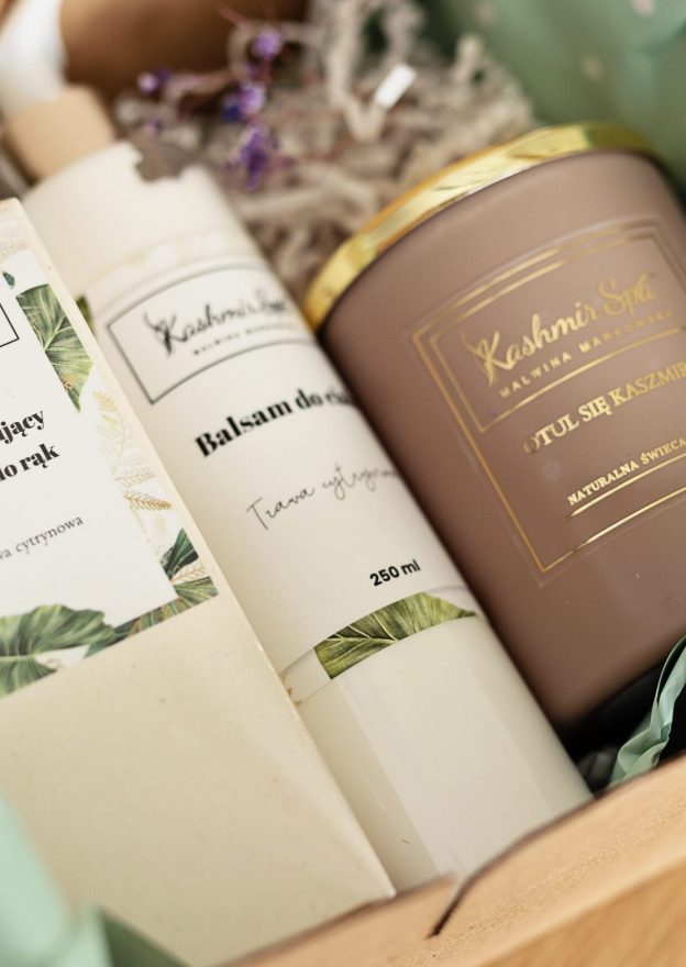 Galeria zdjęć prezentująca elegancko zapakowane kosmetyki Kashmir Spa.