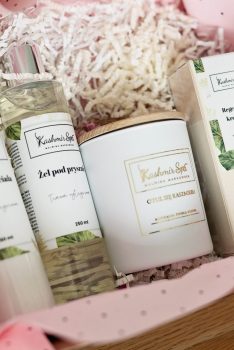 Galeria zdjęć z elegancko zapakowanymi kosmetykami Kashmir Spa.