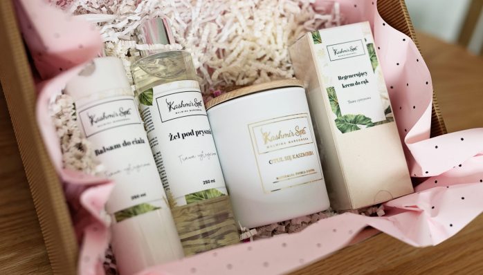 Galeria zdjęć z elegancko zapakowanymi kosmetykami Kashmir Spa.