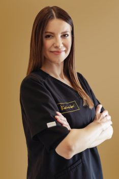 Młoda linergistka i kosmetolog z KASHMIR SPA w czarnym uniformie z logo.