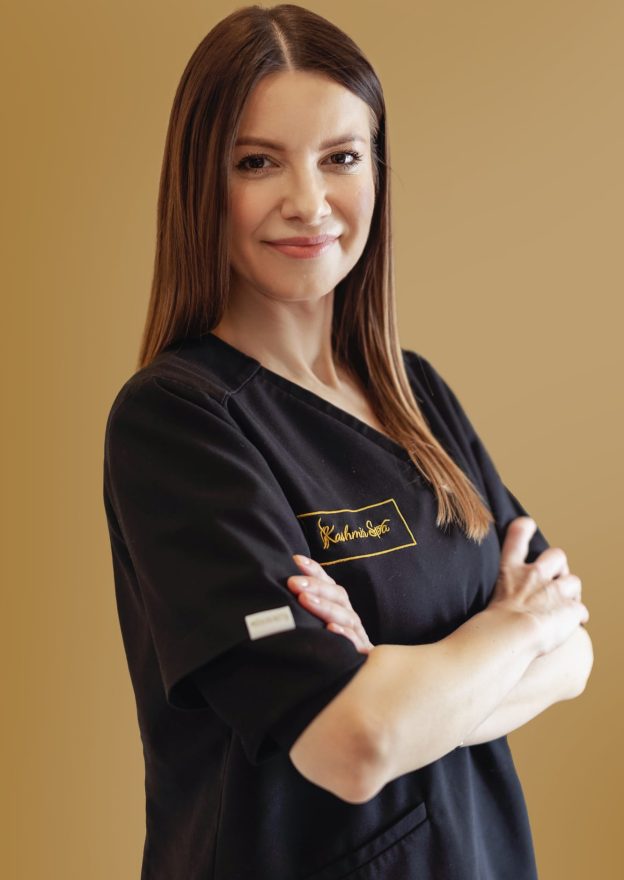 Młoda linergistka i kosmetolog z KASHMIR SPA w czarnym uniformie z logo.